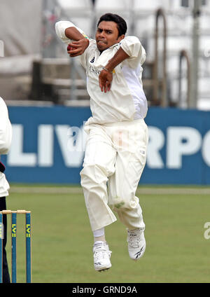 Kaneria danese in azione di bowling per Essex - Essex CCC vs Leicestershire CCC - LV County campionato a Ford County Ground, Chelmsford Essex - 22/05/08 Foto Stock