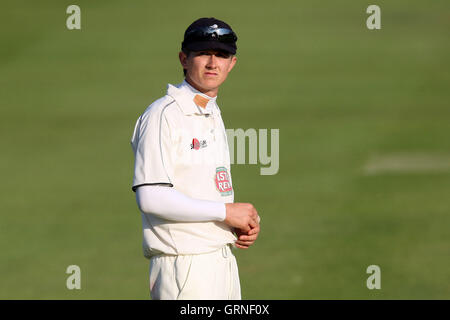 Joe Denly del Kent guarda al dressing room - Essex CCC vs Kent CCC - LV County Championship Division due alla Ford County Ground, Chelmsford Essex - 29/04/09 Foto Stock