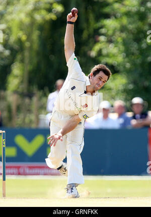 Ryan dieci Doeschate in azione di bowling per Essex - Essex CCC vs Surrey CCC - LV County Championship Division due Cricket al parco del castello, Colchester - 19/08/09 Foto Stock