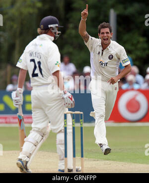 Surrey bowler Jade Dernbach ricorsi invano per il paletto di Tom Westley - Essex CCC vs Surrey CCC - LV County Championship Division due Cricket al parco del castello, Colchester - 20/08/09 Foto Stock