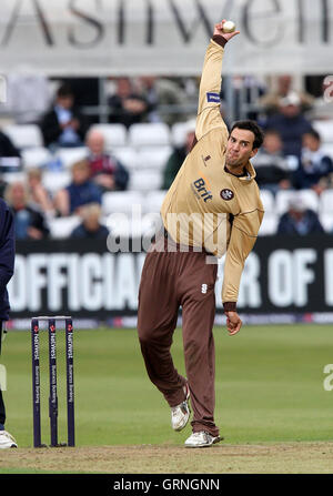 Matteo Spriegel in azione di bowling per Surrey - NatWest Pro 40 Cricket a Ford County Ground, Chelmsford Essex - 05/08/08 Foto Stock