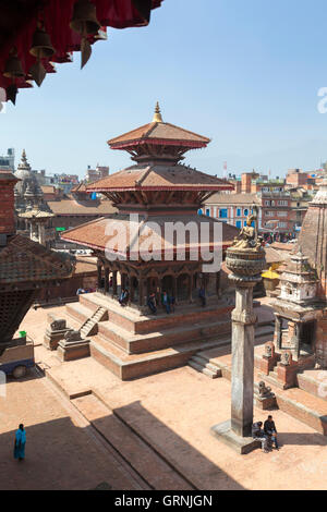 Durbar Square con Hari Shankar il tempio e la statua del re Yoganarendra Malla, Patan Nepal Foto Stock