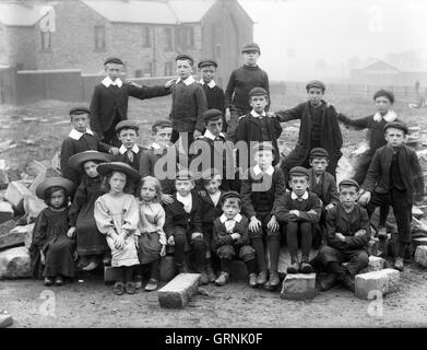 Domenica scuola bambini alcuni indossano gli zoccoli e cappucci in Lancashire Inghilterra Gran Bretagna Foto Stock