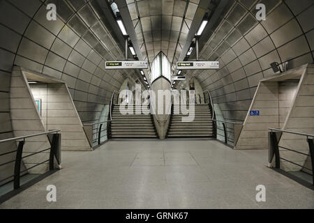 Passeggero centrale di accesso al tunnel della metropolitana Southwark Station su Londra la Jubilee Line. Progettato da architetti MJP Foto Stock