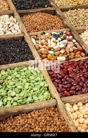 Un assortimento di prodotti agricoli prodotti cerealicoli in vintage scatola di legno. Foto Stock