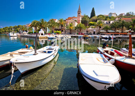 Villaggio di Splitska sull'isola di Brac vista fronte mare, Dalmazia, Croazia Foto Stock