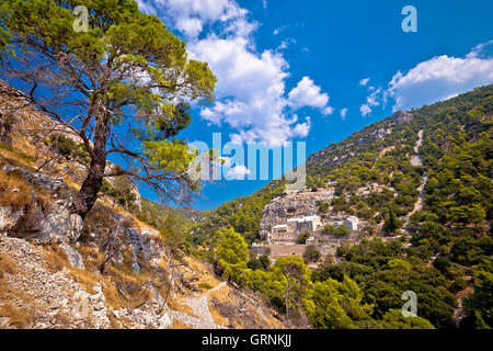 Pustinja Blaca canyon hermitage sull'isola di Brac, Dalmazia, Croazia Foto Stock