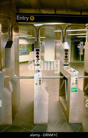 Ingresso della metropolitana con i tornelli a occhio il fulcro del World Trade Center Hub di trasporto,Manhattan,New York City,USA Foto Stock