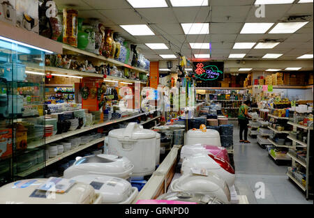 Vista interna del nuovo uomo Kam store di uno dei più grandi cinese negozio di alimentari in Manhattan Chinatown.New York City,USA Foto Stock