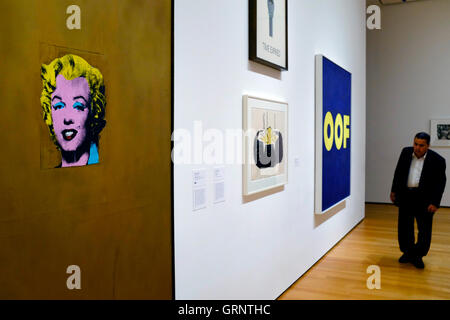 Visitatore nella parte anteriore del Gold Marilyn Monroe di Andy Warhol presso il Museo di Arte Moderna (MoMA).New York City,USA Foto Stock