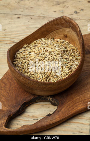 Immagine di insieme organico di avena in una ciotola di legno. Foto Stock