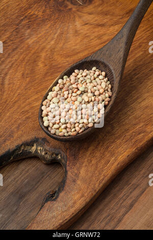 Immagine di lenticchie in una ciotola di legno. Foto Stock