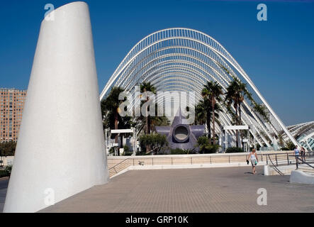 Edifici della Città delle Arti e delle Scienze di Valencia sono visti, in Spagna il 2 settembre 2016. Copyright fotografia John Voos Foto Stock