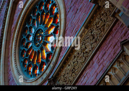 In primo piano angolato di dettaglio in primo piano Facciata anteriore finestra rotonda illuminata su Saint James Chiesa unita, Montreal, Quebec, Canada Foto Stock