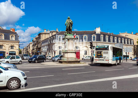 BORDEAUX, Francia - Aprile 4, 2011: pesante traffico automobilistico vicino alla statua del marchese de Tourny Foto Stock