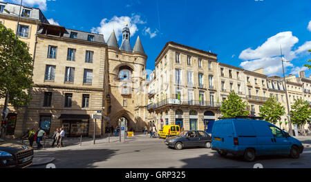 BORDEAUX, Francia - Aprile 4, 2011: pesante traffico automobilistico vicino a grosse Closhe campanile (13-15 ct.) con orologio astronomico Foto Stock