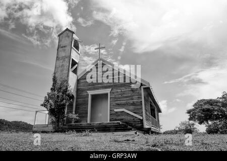 Un abbandonata molto piccola chiesa sull'isola di Vieques Foto Stock