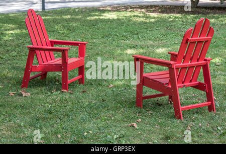 Rosso di due sedie di legno stand su un prato. Foto Stock