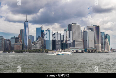 Edifici per uffici del centro cittadino di Manhattan come visto dal porto con una traversata in battello. Foto Stock