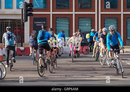 I ciclisti sulla superstrada del ciclo 3 vicino al Blackfriars Bridge, Londra England Regno Unito Regno Unito Foto Stock