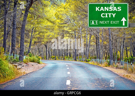 KANSAS CITY ROAD sign contro il cielo blu chiaro Foto Stock