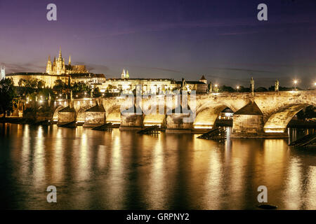 Skyline del fiume notturno del Castello di Praga e del Ponte Carlo di Praga all'alba sul fiume Moldava, Foto Stock