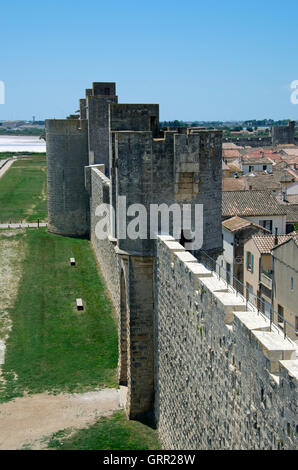 Le antiche mura di Aigues-Mortes Languedoc-Roussillon Francia Foto Stock