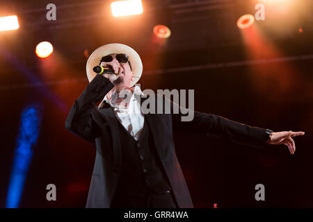 Torino, Italia. 07Th Sep, 2016. Ritmika Festival 2016, che quest'anno festeggia i suoi 20 anni di concerti, ha aperto una sensazionale performance live con il rapper giovane dell'anno Fedez e J-Ax. © Elena Aquila/Pacific Press/Alamy Live News Foto Stock