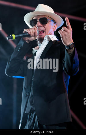 Torino, Italia. 07Th Sep, 2016. Ritmika Festival 2016, che quest'anno festeggia i suoi 20 anni di concerti, ha aperto una sensazionale performance live con il rapper giovane dell'anno Fedez e J-Ax. © Elena Aquila/Pacific Press/Alamy Live News Foto Stock