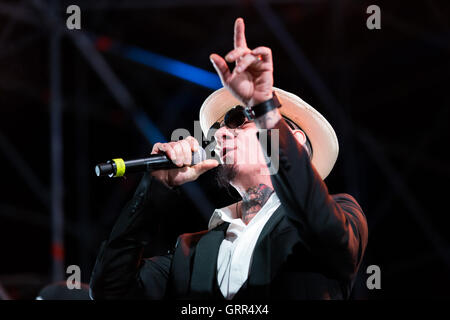 Torino, Italia. 07Th Sep, 2016. Ritmika Festival 2016, che quest'anno festeggia i suoi 20 anni di concerti, ha aperto una sensazionale performance live con il rapper giovane dell'anno Fedez e J-Ax. © Elena Aquila/Pacific Press/Alamy Live News Foto Stock