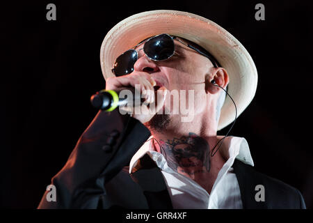 Torino, Italia. 07Th Sep, 2016. Ritmika Festival 2016, che quest'anno festeggia i suoi 20 anni di concerti, ha aperto una sensazionale performance live con il rapper giovane dell'anno Fedez e J-Ax. © Elena Aquila/Pacific Press/Alamy Live News Foto Stock