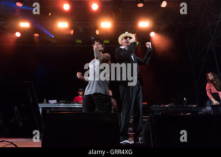 Torino, Italia. 07Th Sep, 2016. Ritmika Festival 2016, che quest'anno festeggia i suoi 20 anni di concerti, ha aperto una sensazionale performance live con il rapper giovane dell'anno Fedez e J-Ax. © Elena Aquila/Pacific Press/Alamy Live News Foto Stock