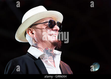 Torino, Italia. 07Th Sep, 2016. Ritmika Festival 2016, che quest'anno festeggia i suoi 20 anni di concerti, ha aperto una sensazionale performance live con il rapper giovane dell'anno Fedez e J-Ax. © Elena Aquila/Pacific Press/Alamy Live News Foto Stock