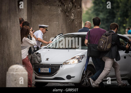 Roma, Italia. 07Th Sep, 2016. Paola Muraro, Dipartimento di sostenibilità ambientale, (M5S) mentre al di fuori della vettura durante l' audizione del sindaco di Roma Virginia raggi e dell'ambiente, Paola Muraro. Il sindaco di Roma Virginia raggi non vende attualmente sul caso dell'Assessore all'ambiente Paola Muraro dopo un accorto della magistratura e nonostante le pressioni di Cricket e vertici di 5 stelle di movimento (M5S). © Andrea Ronchini/Pacific Press/Alamy Live News Foto Stock