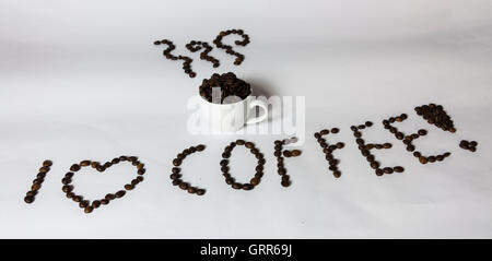 Mi piace il caffè. Tazza da caffè con vapore e lettere fatte da chicchi di caffè. Creativa, originale. Foto Stock