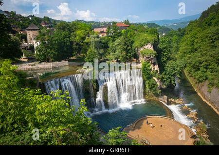 La bellezza spot della cascata di Jajce, alla confluenza della Pliva e Vrbas fiumi (Bosnia - Erzegovina). Foto Stock