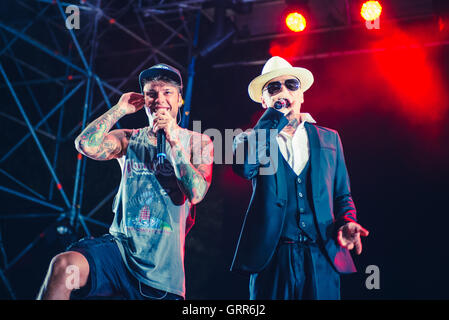 Rapper Fedez e J-Ax performing live presso il Festival Ritmika 2016 a Moncalieri, nei pressi di Torino. (Foto di Alessandro Bosio / Pacific Stampa) Foto Stock