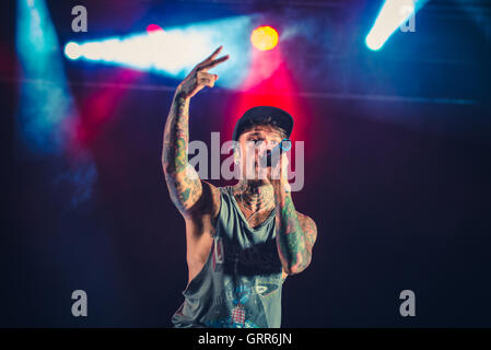 Rapper Fedez e J-Ax performing live presso il Festival Ritmika 2016 a Moncalieri, nei pressi di Torino. (Foto di Alessandro Bosio / Pacific Stampa) Foto Stock