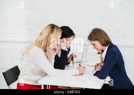 Casual team aziendale avente una riunione in ufficio Foto Stock