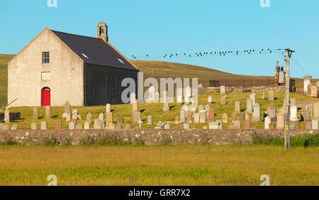 Paesaggio scozzese con chiesa e cimitero di Shetland. La Scozia. Regno Unito. Posizione orizzontale Foto Stock