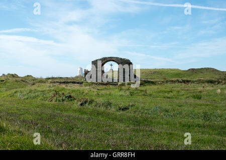 La rovina della chiesa di St Dwynwen sull isola di llanddwyn Anglesey North Wales Foto Stock