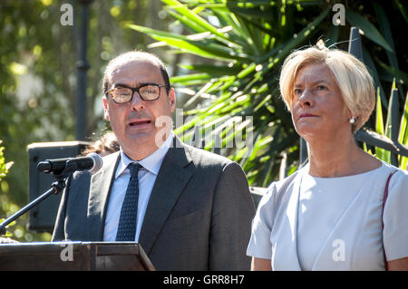 Roma, Italia. 08 Sep, 2016. Il presidente della regione Lazio, (L) Nicola Zingaretti e il ministro della Difesa (R) Roberta Pinotti stabilisce una corona a Porta San Paolo durante la 73rd commemorazione della difesa. Credito: Patrizia Cortellessa/Pacific Press/Alamy Live News Foto Stock