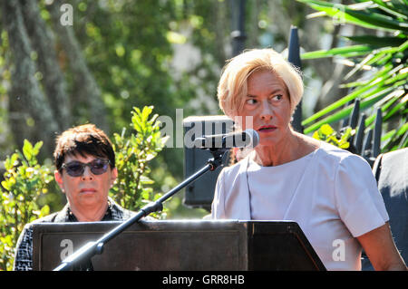 Roma, Italia. 08 Sep, 2016. Il Ministro della difesa Roberta Pinotti stabilisce una corona a Porta San Paolo durante la 73rd commemorazione della difesa. Credito: Patrizia Cortellessa/Pacific Press/Alamy Live News Foto Stock