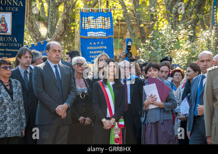 Roma, Italia. 08 Sep, 2016. Il sindaco di Roma, Virginia Raggi, stabilisce una corona a Porta San Paolo durante la 73rd commemorazione della difesa. Credito: Patrizia Cortellessa/Pacific Press/Alamy Live News Foto Stock