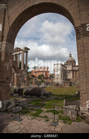 Tempio di Saturno, Arco di Settimio Severo e Santi Luca e Martina visto attraverso dalla Basilica Giulia Roma Foto Stock