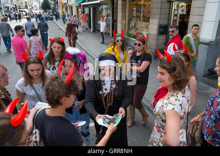 Un uomo vestito da suora per un'escursione in bicicletta con un vestito di  fantasia, Regno Unito Foto stock - Alamy