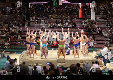 Dohyō-iri (ring-entrando premiazione) durante un honbasho (本場所) a Ryōgoku Kokugikan (両国国技館) da rikishi (lottatori di sumo). Foto Stock