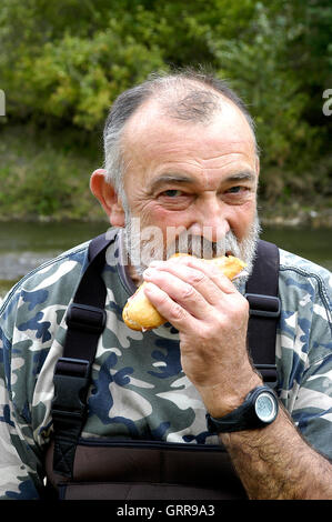 Gold Digger il pranzo sulle rive del fiume Gardon nel dipartimento francese del Gard Foto Stock