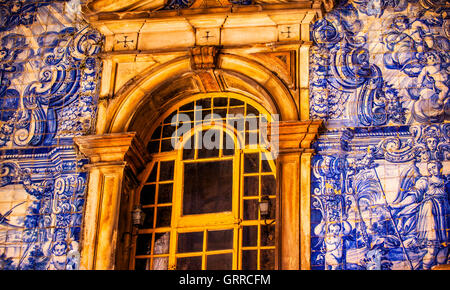 Piastrelle blu finestra Porta da Vila Porta Sud xviii secolo piastrelle XI secolo muro di castello Obidos Portogallo. Foto Stock