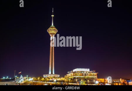 Vista notturna di Milad Tower a Teheran Foto Stock